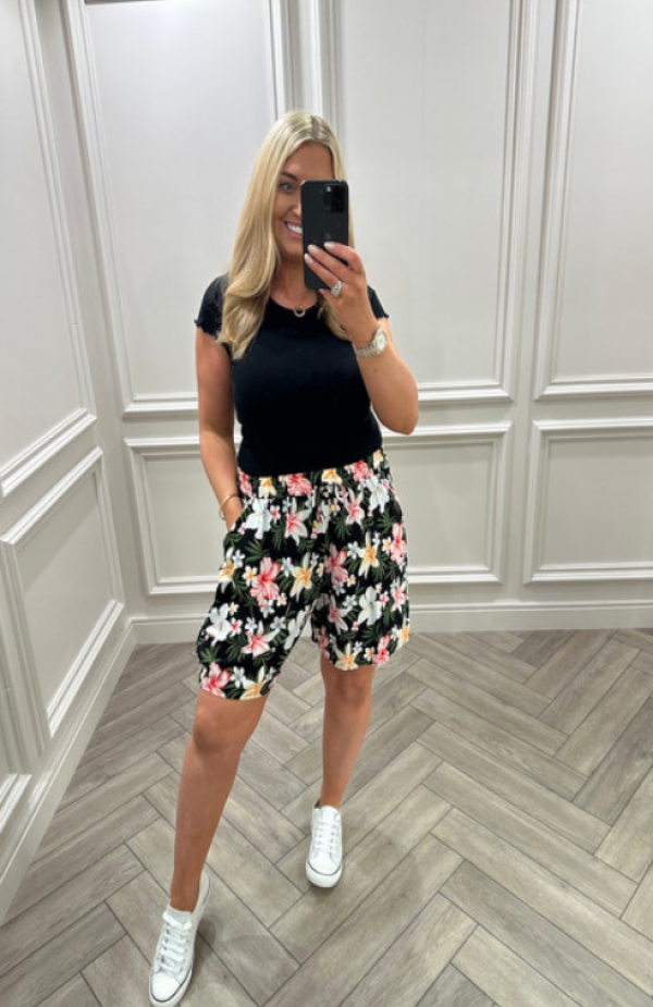 Celana pendek dengan motif floral